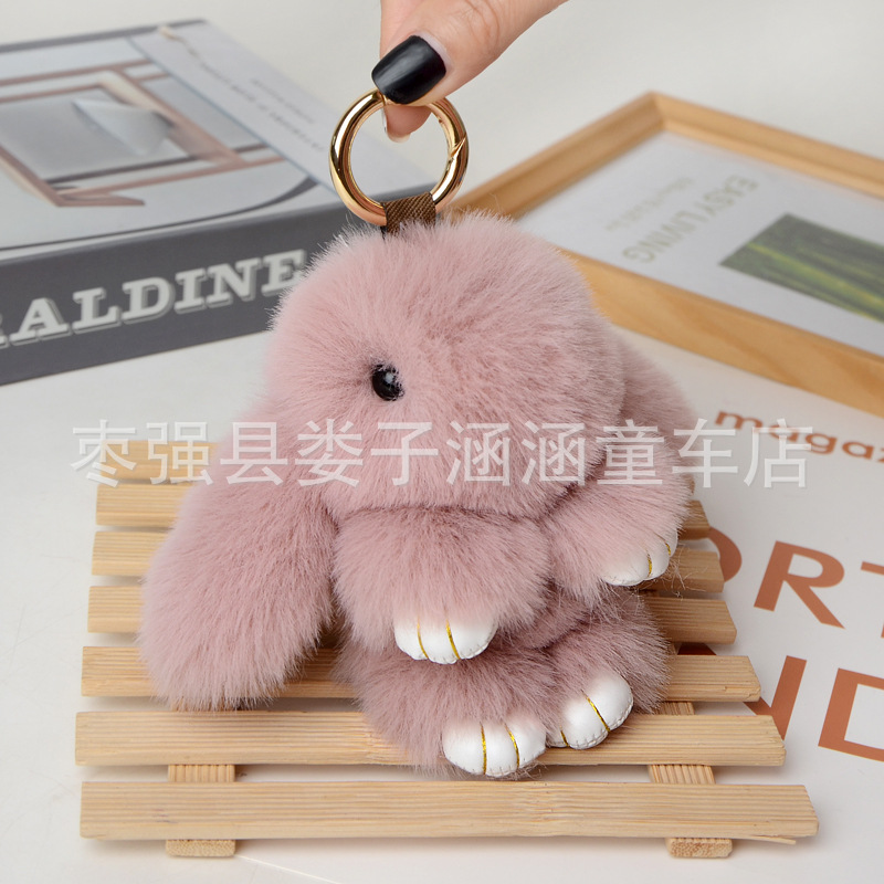 萌えウサギは死んだウサギのストラップを装っています。