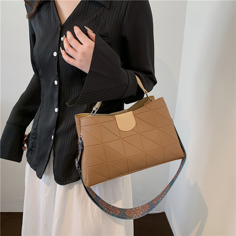 Bolso de mujer de estilo extranjero, bolso de mano de alto nivel, 2024 nuevo tipo de bolso de hombro pu, bolso de moda coreana, bolso de cinturón ancho, bolso de mano