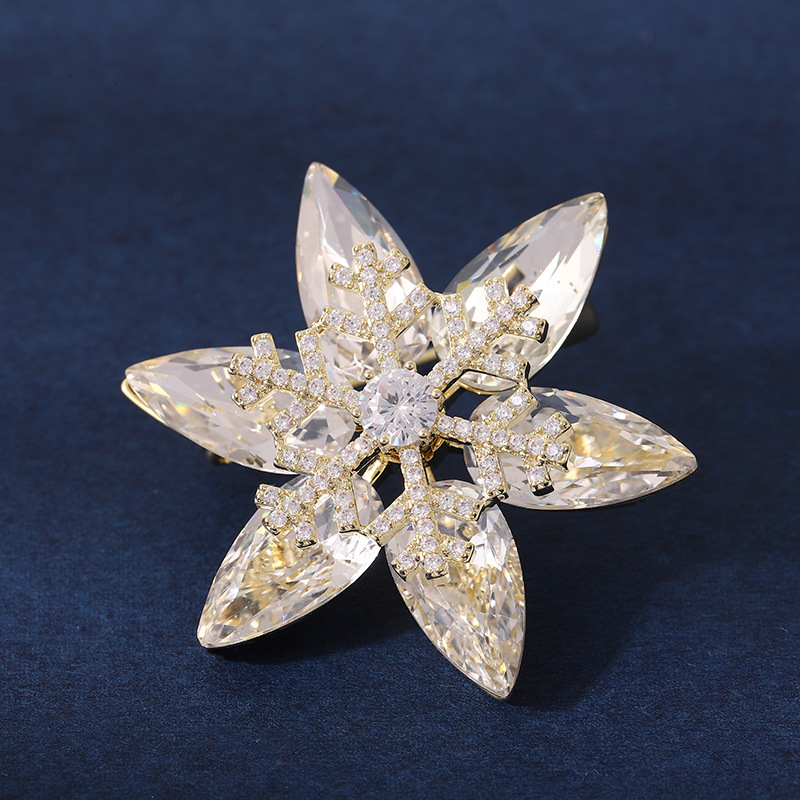 Style Ig Brillant Fleur Flocon De Neige Le Cuivre Placage Incruster Zircon Femmes Broches display picture 7