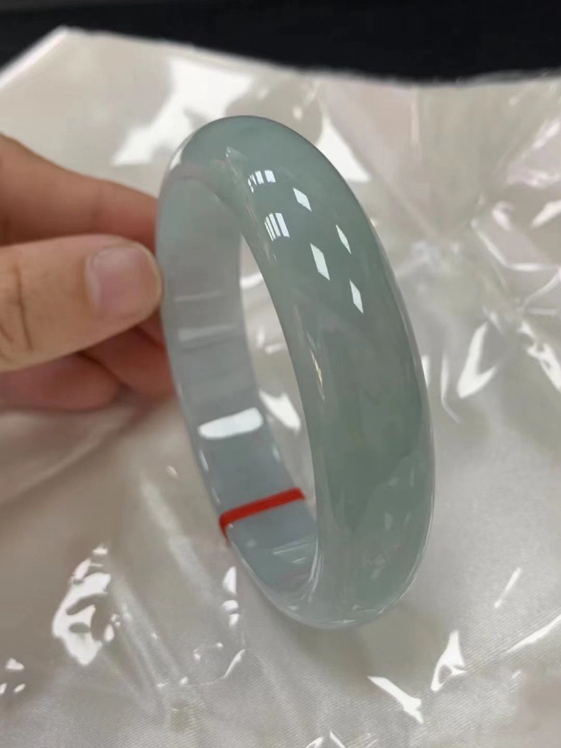 Vòng tay ngọc bích tự nhiên Miến Điện băng trong xanh nhạt cao cấp chi tiết 5