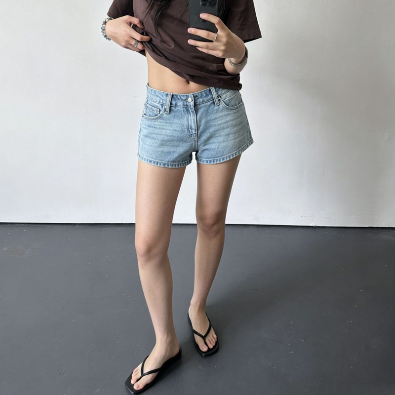 Niche Brand Low-Waist Slim-Fit Denim Shorts for Women, Size 26, Summer Style, Washed and Distressed Light Blue Beach Hot Pants Niche Brand Low-Waist Slim-Fit Denim Shorts for Women, Size 26, Summer Style, Washed and Distressed Light Blue Beach Hot Pants