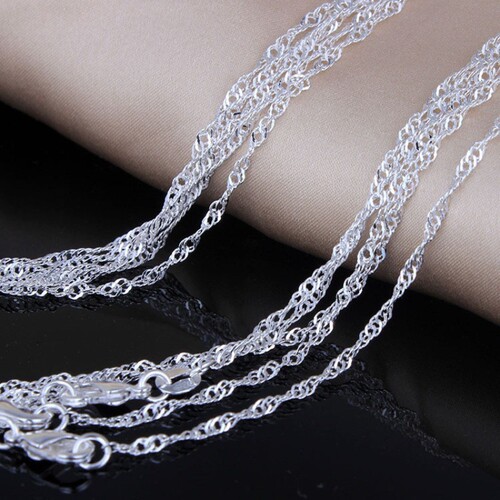 Longrui's best-selling silver-plated necklace for women: elegant wave-style pendant chain, short clavicle-length necklace.