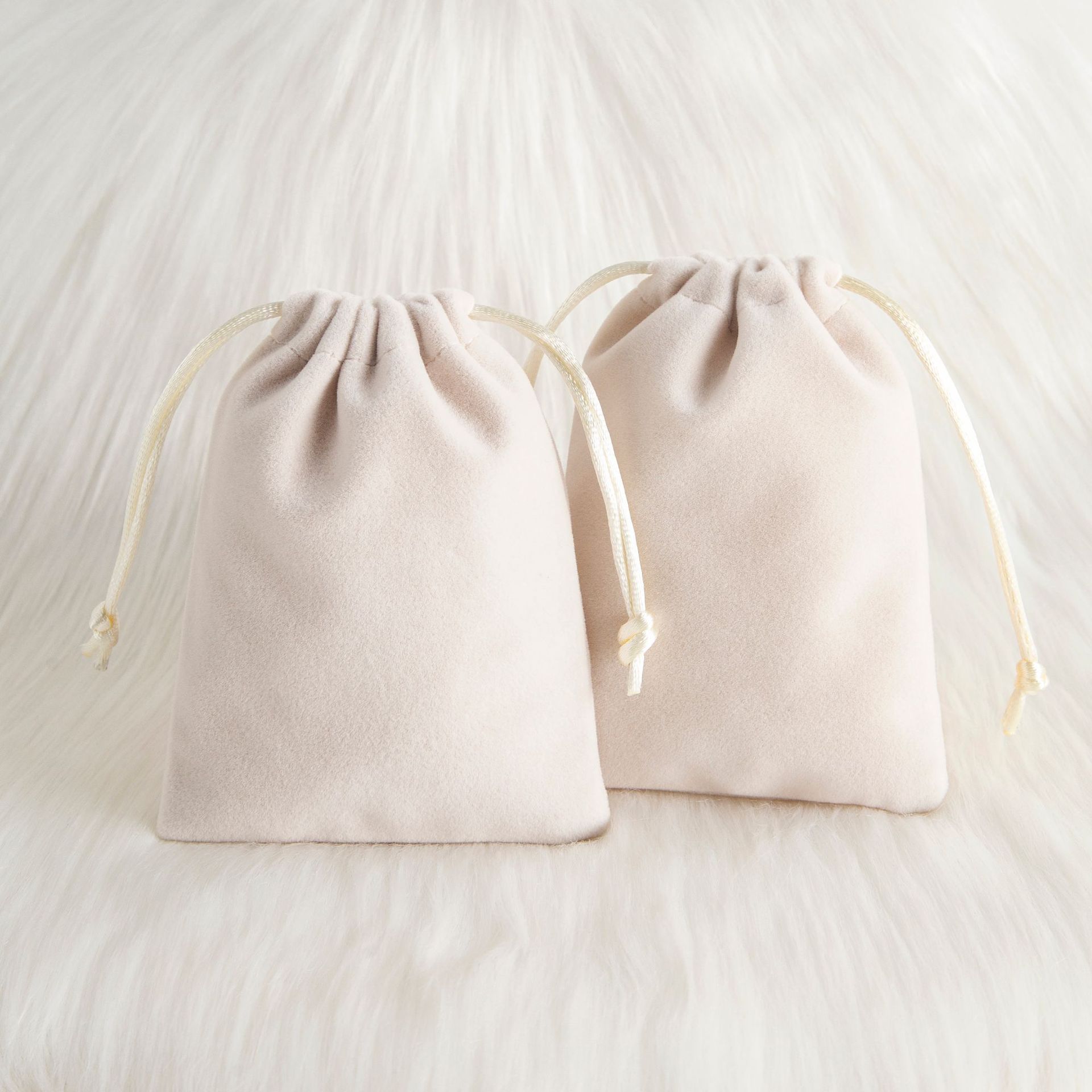 1 Piece Flannel Simple Style Daily Solid Color Jewelry Packaging Bags display picture 9