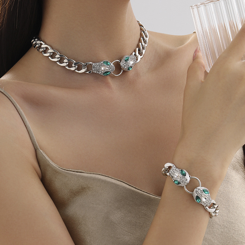 Nuevo conjunto de moda europea y americana para mujeres con accesorios de alto nivel con cabeza de serpiente, diseño ligero de lujo, regalo de fiesta de vacaciones