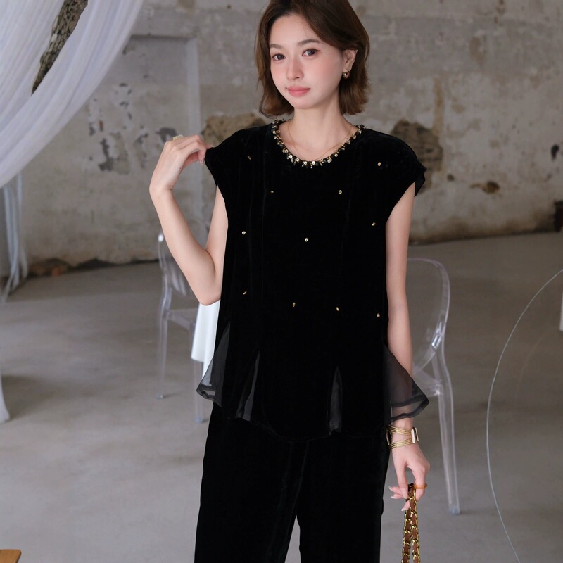 Summer Style Silk Velvet Top with Heavy Beading, Small Flutter Sleeves, Shoulder-Covering Design, Figure-Flattering French-Style Rich Girl Shirt Summer Style Silk Velvet Top with Heavy Beading, Small Flutter Sleeves, Shoulder-Covering Design, Figure-Flattering French-Style Rich Girl Shirt