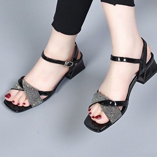 Una palabra hebilla sandalias de talón bajo para mujeres de verano 2026 nuevo talón medio fuera de los dedos de diamante de sol suave sandalias de talón alto