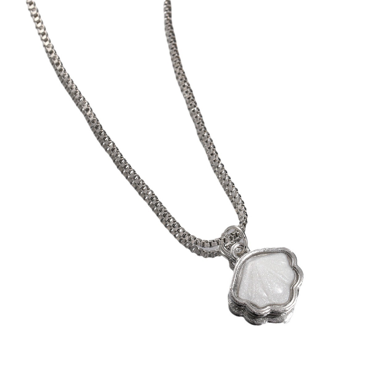 Light Luxury High-end Fashion Elegant Shell Pendant Necklace Niche Design Clavicle Chain necklace_voghion.com
