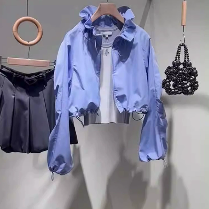 Весна-осень 2025: новая уникальная и изысканная куртка с воротником-стойкой, очень популярная женская ветровка в стиле Шанель с рюшами, синего цвета.