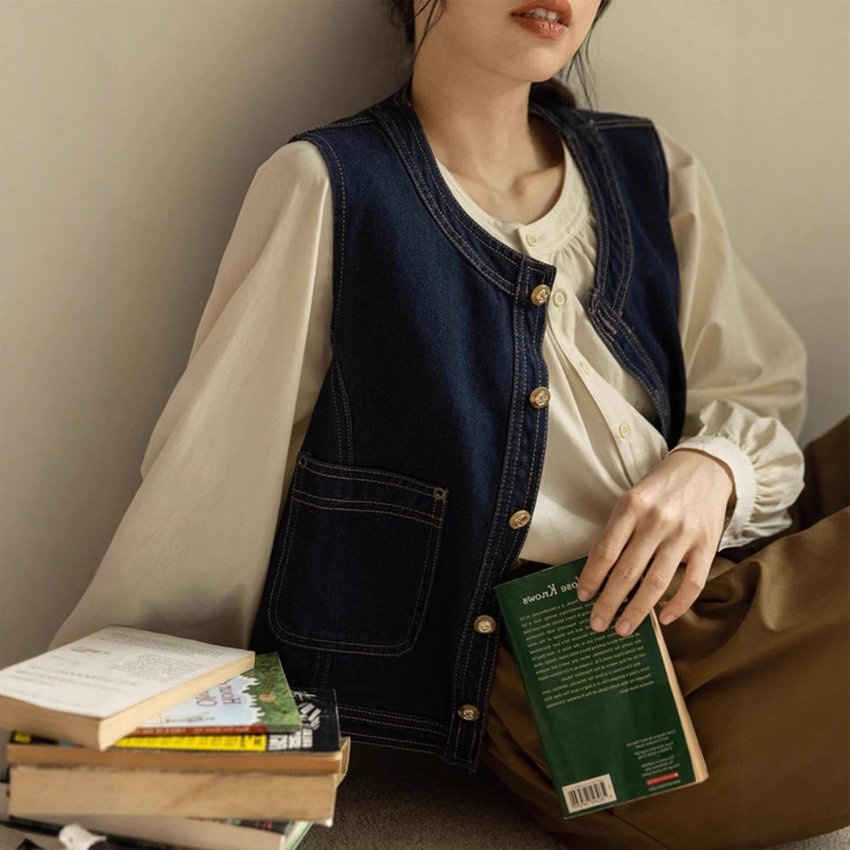 Áo vest denim nữ không tay cổ chữ V phối lớp phong cách retro, dáng ôm tôn dáng, dài 50–65 cm — Áo vest denim màu xanh (hàng có sẵn), Áo vest màu xanh đậm (có sẵn), Áo vest màu xanh đậm chi tiết 12