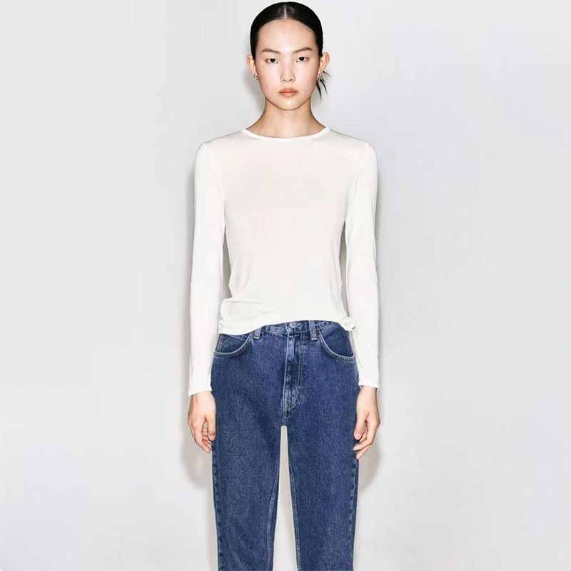 CoS's new autumn product is a slim-fit round-neck long-sleeve T-shirt made of Tencel and wool, worn as a base layer with a solid-colored knitted top