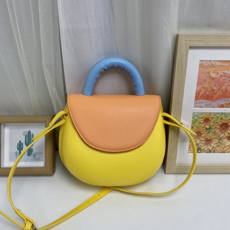 新商品のヒョウタンの手提げ包みが可愛いです。学生が外出します。|undefined