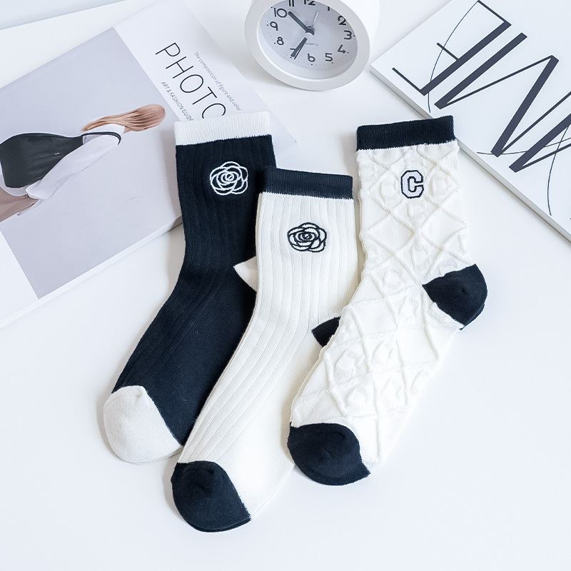 Medias negras y blancas de verano delgadas bordadas camélia letras medianas medias anti-balling medias de mujer Zhuangyan al por mayor