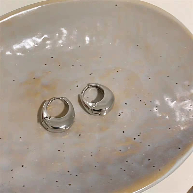 Серьги — ретро маленькие золотые дизайны с жемчужиной и штифтами из серебра, стиль легкой роскоши