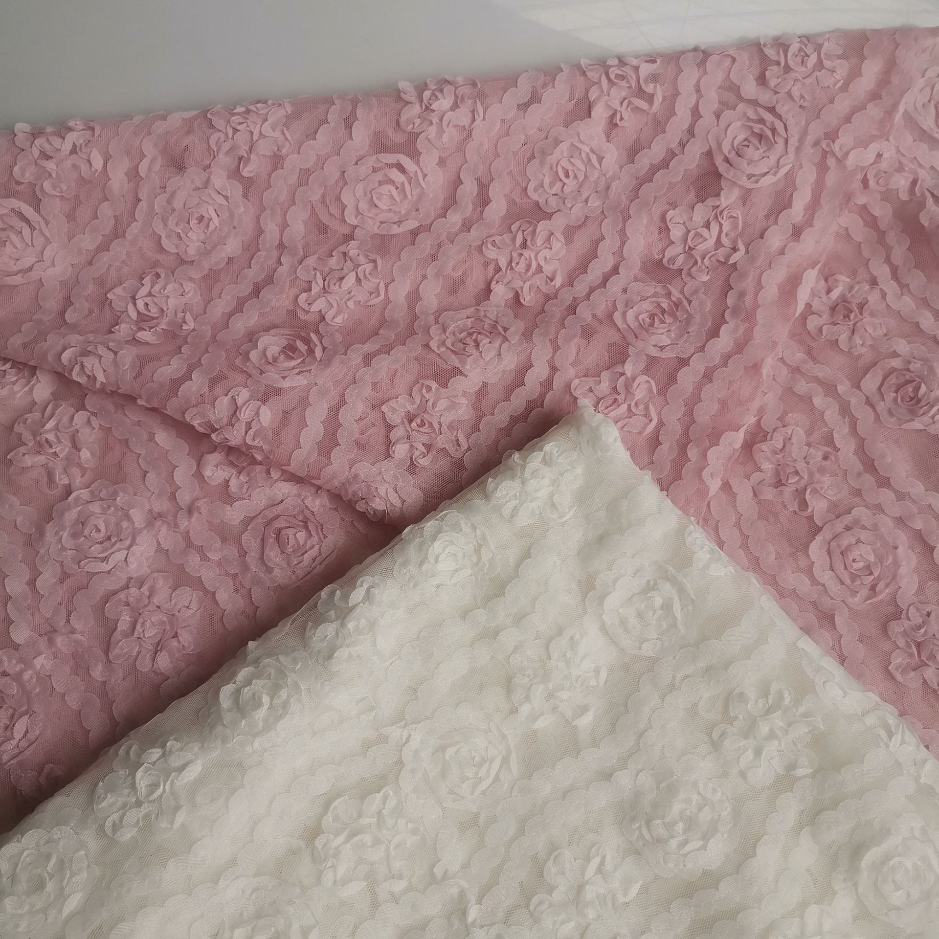 新款~现货涤36A网纱雪纺带竖纹波浪条拼接花朵盘带钩花裙装等面料