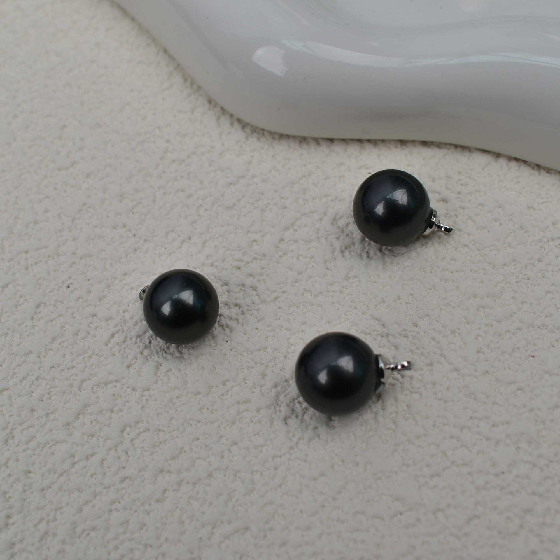 Pearl black