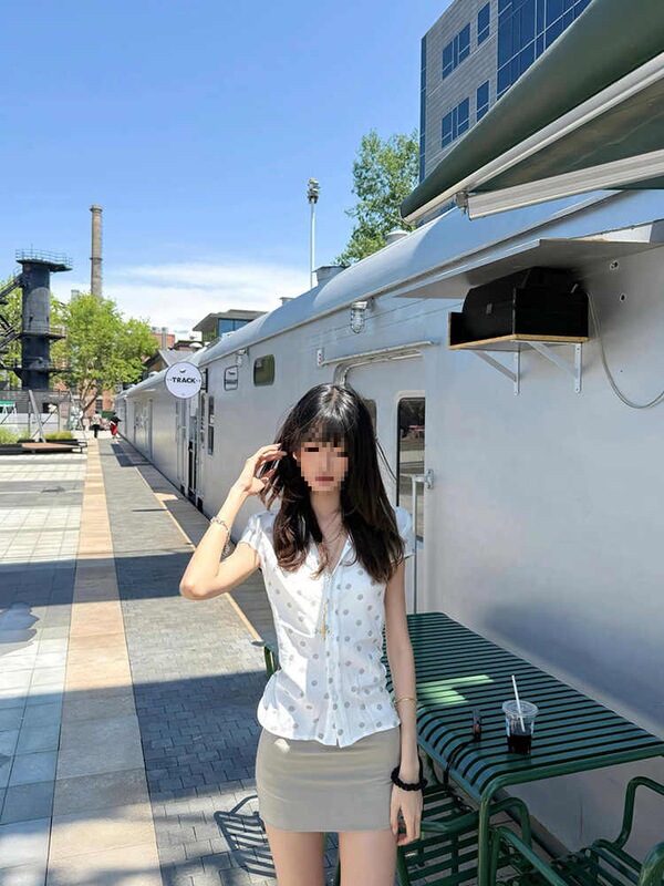 韓国スタイルピンチウエスト水玉プリント半袖シャツ女性のための夏の新しいデザインホットガールウエスト気質右肩シャツ|undefined