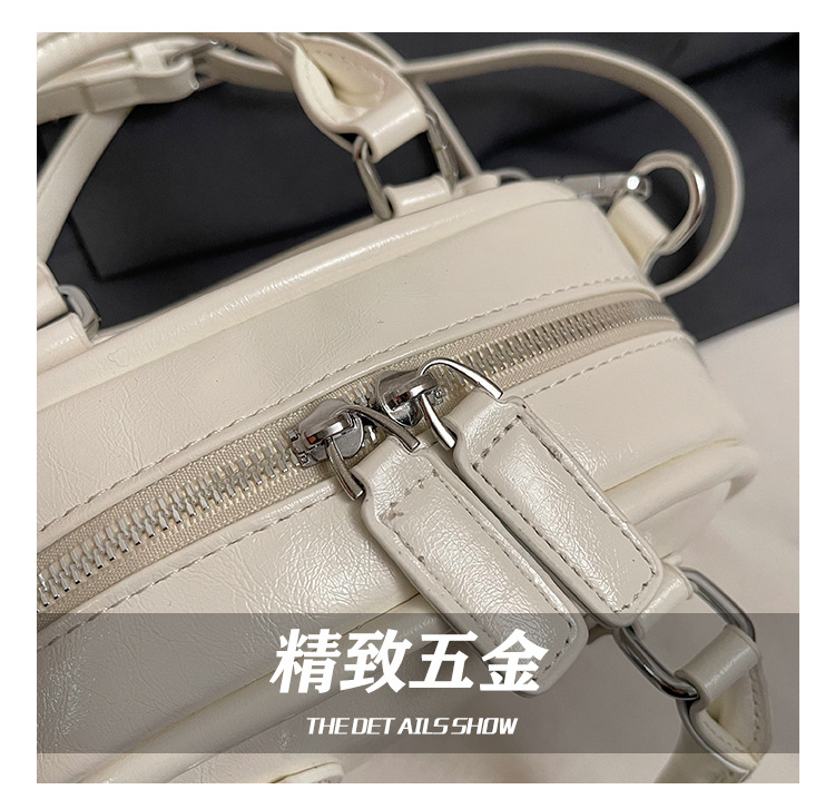 This year, Korean-style, stylish and simple hand-held bags with niche designs are in vogue. These are fashionable summer underarm bags for women's commuting Application Scenario