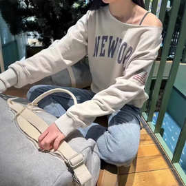 BM风 新款NEWPORT国旗加绒漏肩一字肩斜领卫衣女慵懒风圆领短上衣