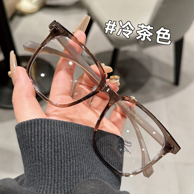 차가운 다크 브라운