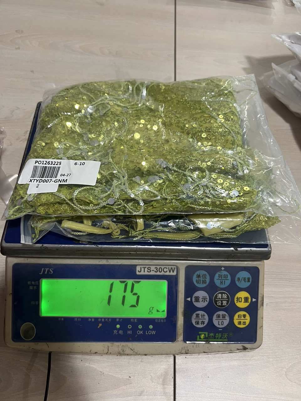 Bộ đồ cỡ M nặng khoảng 175g / S