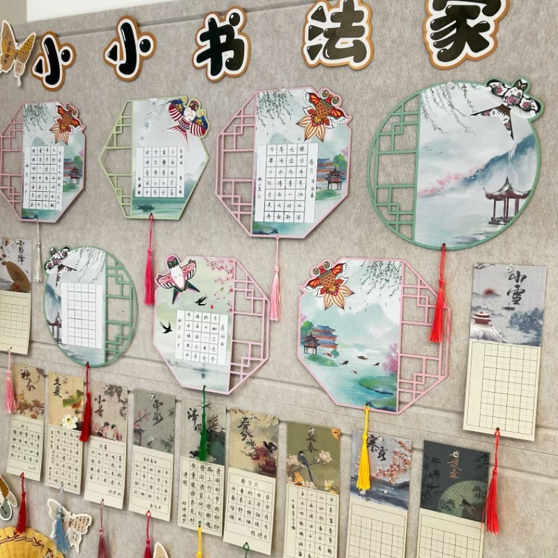 本香クラスの作品展示壁には小学生の硬筆書道紙が貼られています。|undefined