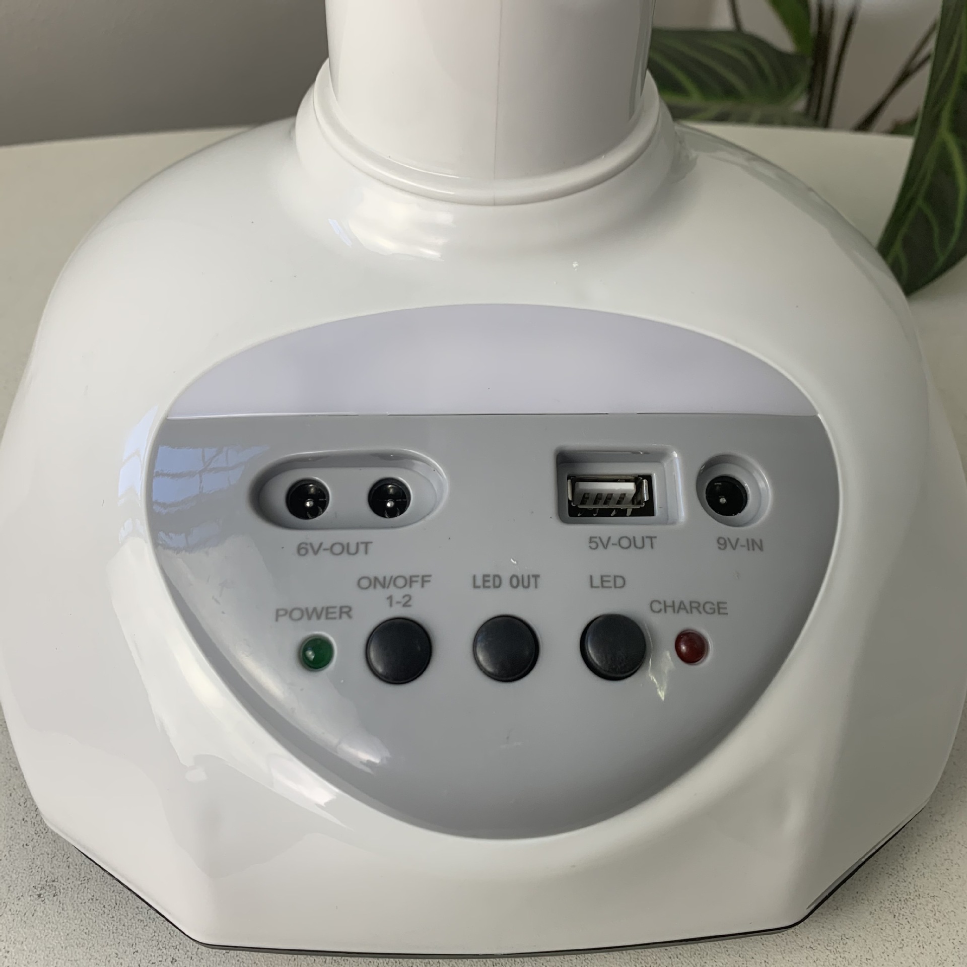 Oferta especial más vendido 12 pulgadas con dos bombillas panel solar ventilador eléctrico recargable ventilador de mesa ventilador de emergencia