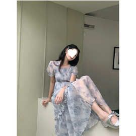 复古方领碎花连衣裙女夏季2026新款收腰显瘦木耳边长裙子