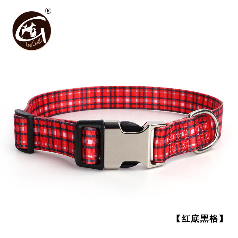 빨간색 배경에 검은 색 격자