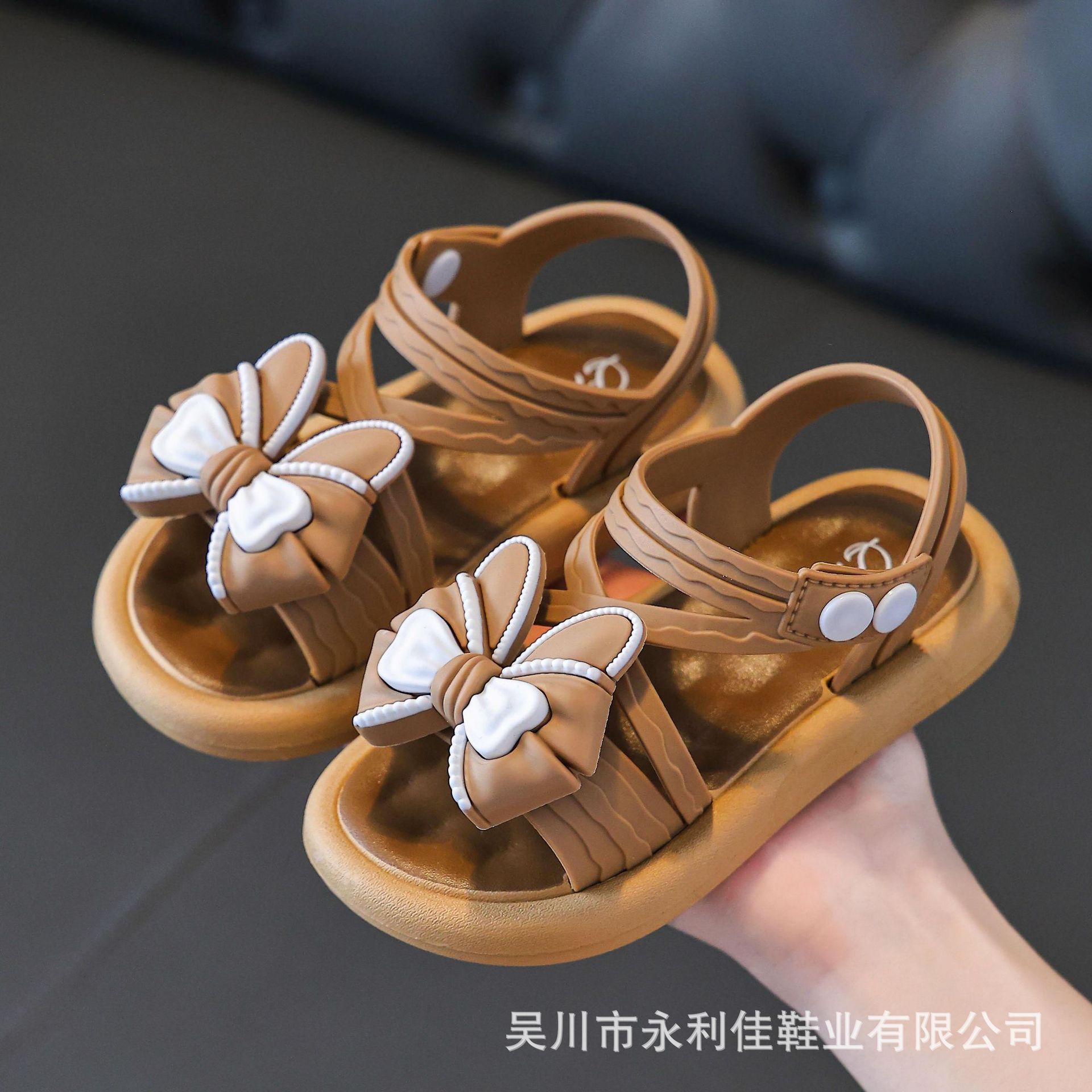 Sandalias para niñas de verano antideslizantes de fondo suave para niños pequeños y medianos exportaciones de comercio exterior comercio electrónico al por mayor de verano