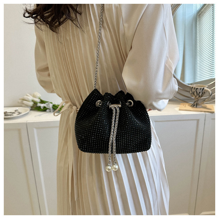 Dames tas met koordsluiting en strass steentjes met ketting_voghion.com