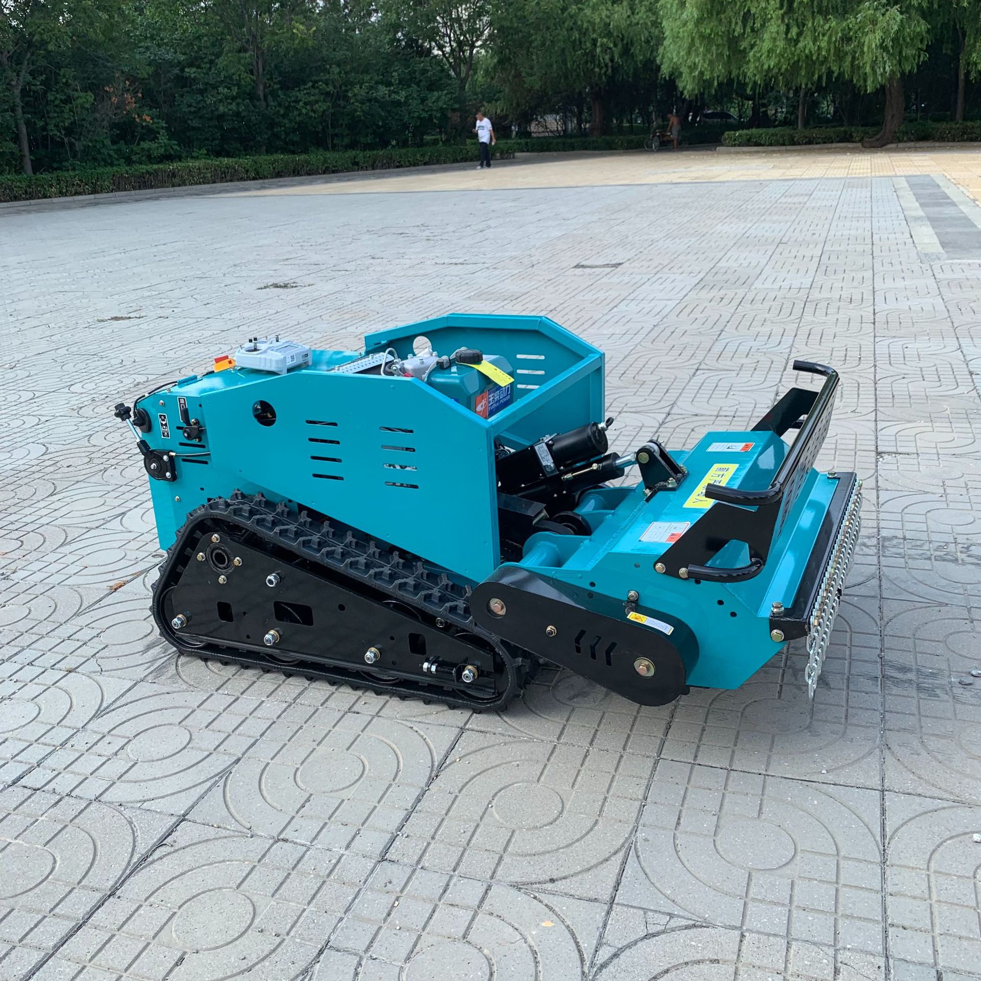 开荒修剪杂草碎草机 全地形自动遥控除草机 农用开荒打草机