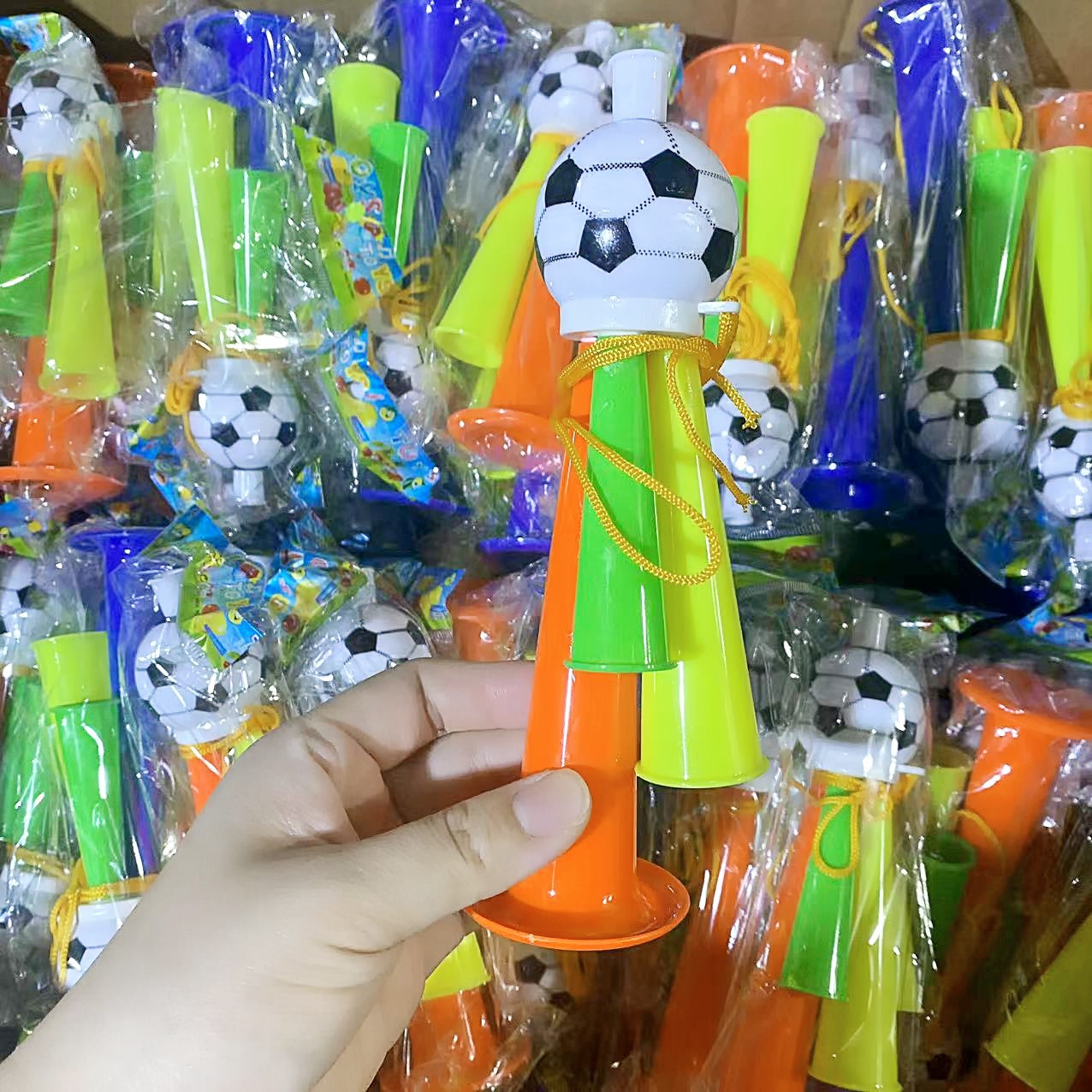 Cuerno de fútbol niños juguetes de bocina juguetes de pelota juegos de refuerzo de bocina props de refuerzo al por mayor