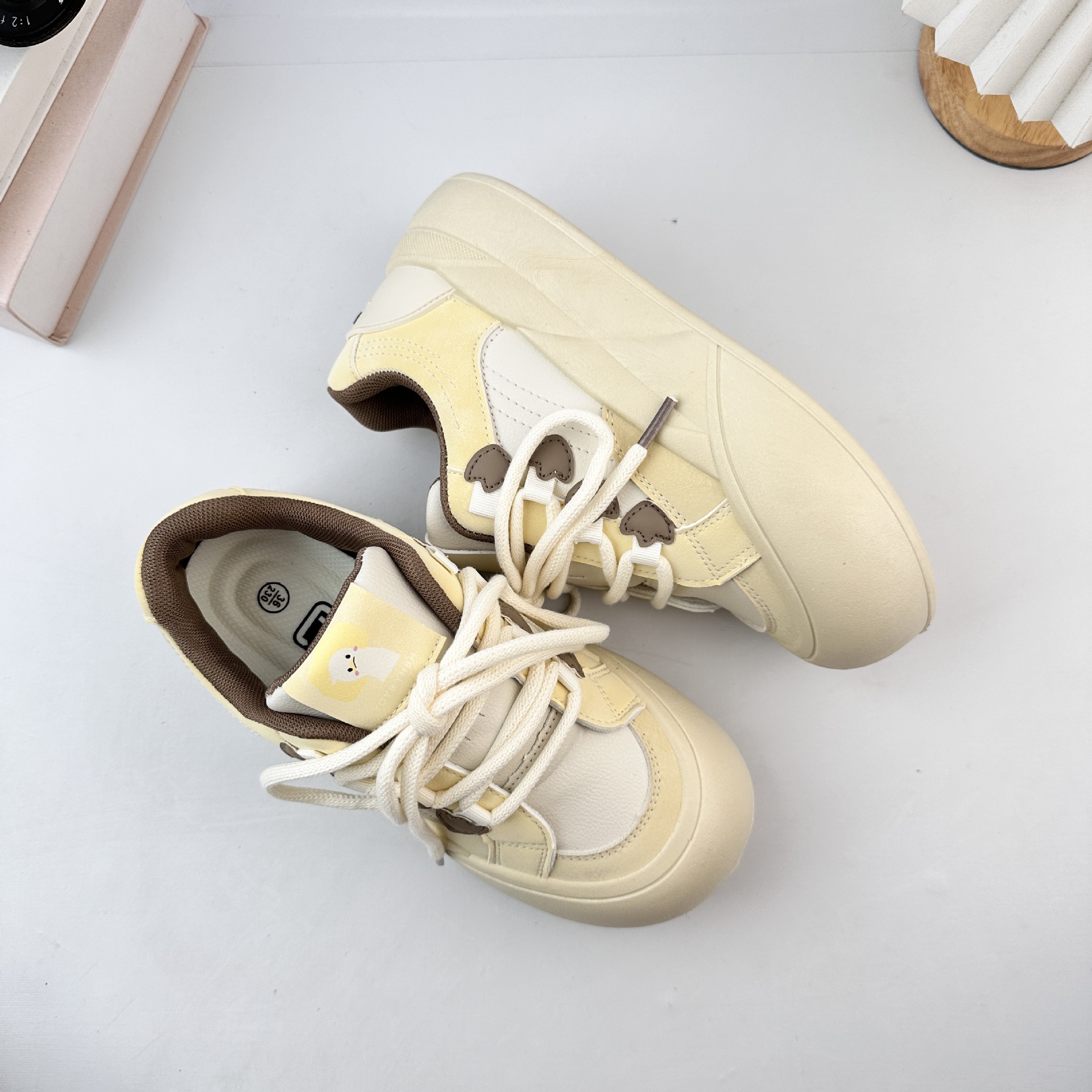 Yuanbo versátil zapatos de lona casuales de fondo grueso para mujeres 2025 nuevo primavera y otoño versátil zapatos de pan de nicho casuales