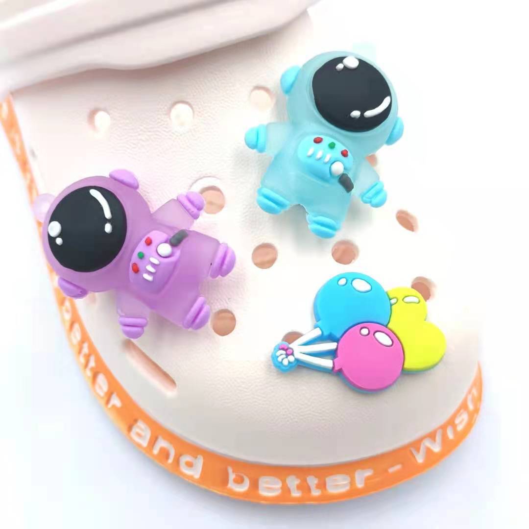 Cute Creative Cartoon Astronaut Decorative Shoe Flower Shoes Buckle display picture 3