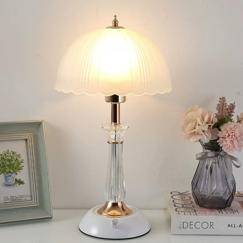 Прикроватная лампа в европейском стиле для спальни, современная простая персонализированная ручка затемнения, стеклянный абажур, настольная лампа Amazon