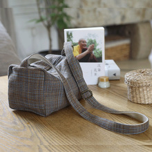 棉麻女斜挎单肩帆布包百搭通勤原创腋下水桶小布包包简约休闲格纹