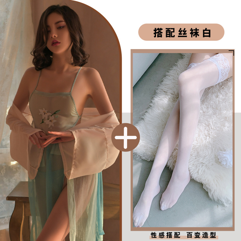 하늘색 정장 + 흰색 레이스 스타킹