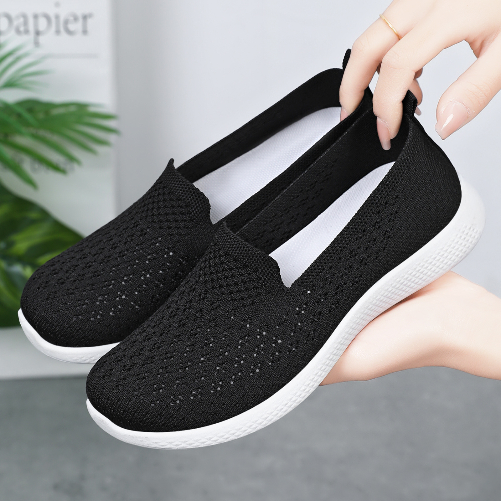 Zapatos de mujer casuales nuevos zapatos de madre ligeros de mediana edad zapatos casuales transpirables zapatos de mujer comercio exterior al por mayor