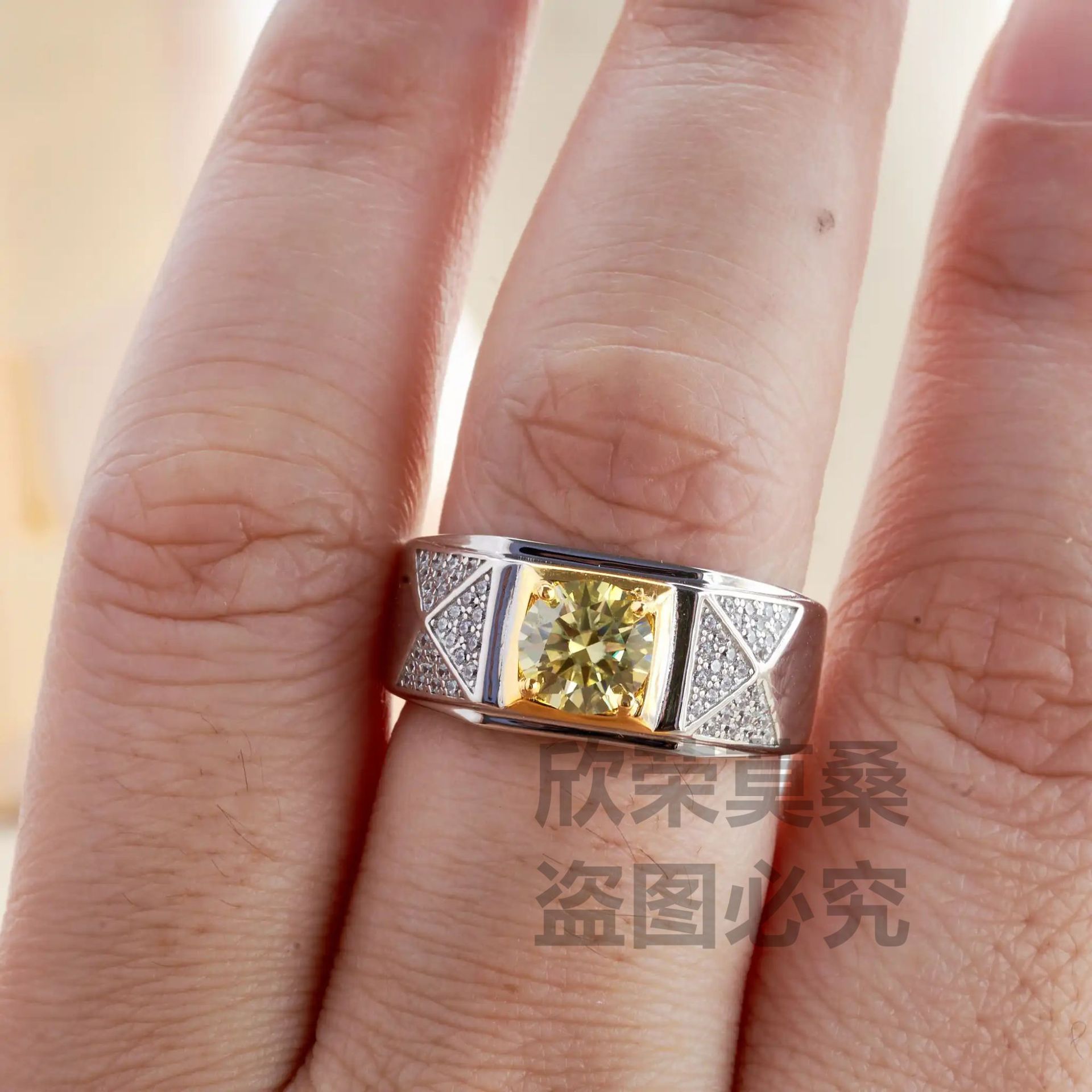 Atmosfera de negocios de oro de dos colores de ancho estilo de piedra de moissanita masculina brillante con certificado de diamante GRA a través de la penetración lateral transfronteriza