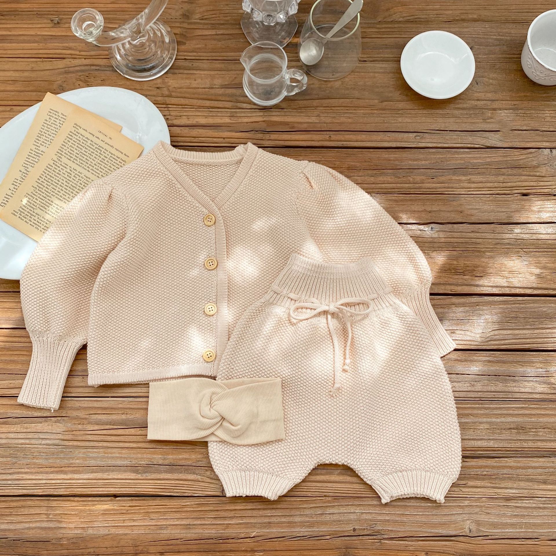 2024 Tavaszi Baba Férfi és Női Kötött V-nyakú Buborékos Ujjú Kabát Lámpás Rövidnadrág Két Részes Szett_voghion.com