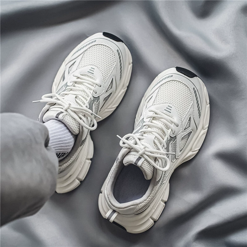 Мужские кроссовки 2025 новые летние дышащие сетчатые спортивные повседневные беговые с внутренним увеличением универсальные модные кроссовки для пап