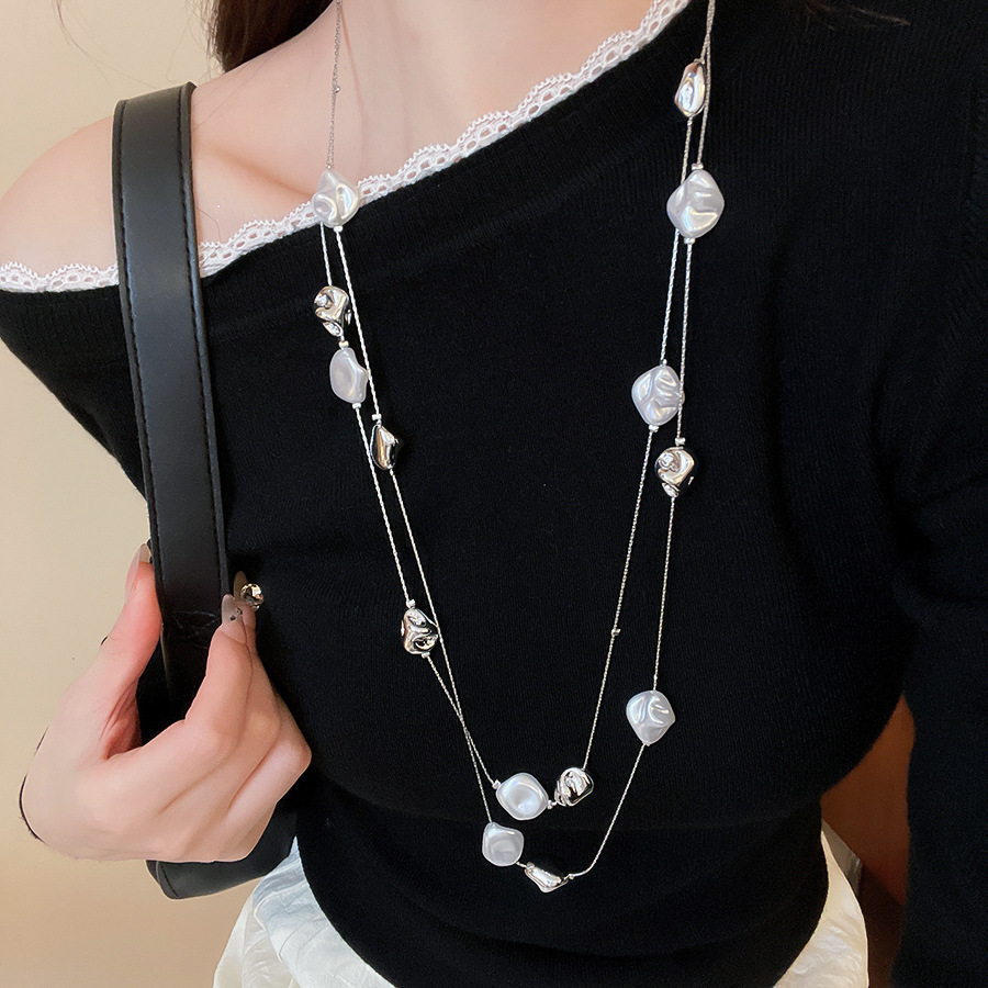 不規則な長いタイプの真珠のネックレスのフランス式の軽い豪華な気質のセーターのチェーンの小さい大衆のシンプルで高級感の項は卸売りの女性を飾ります。