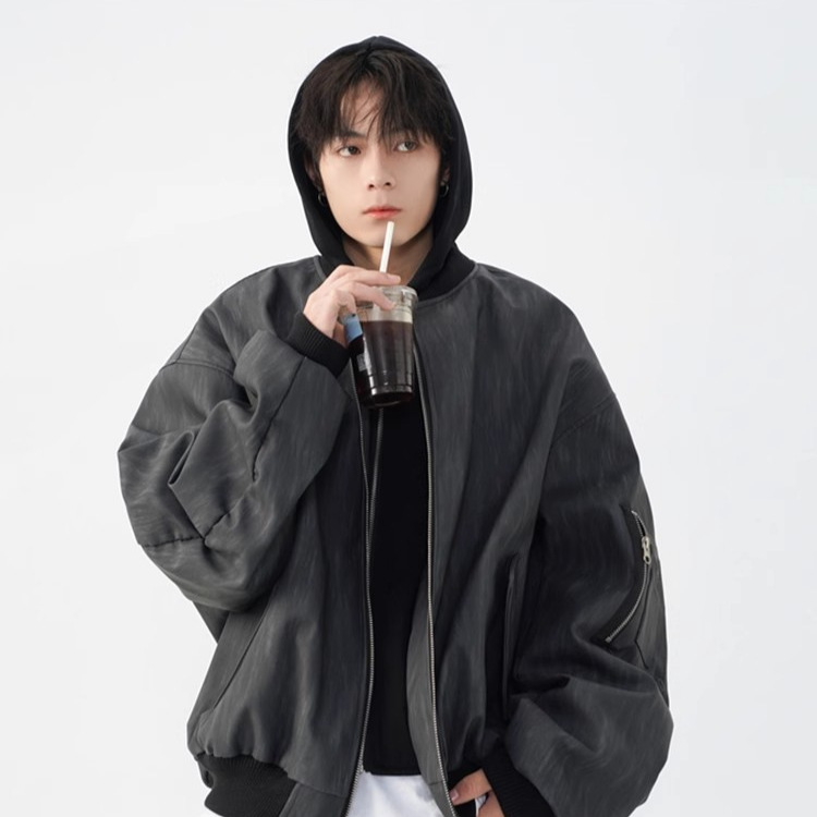 Sensación de diseño, chaqueta de dos piezas falsa de cuero PU americano de nicho para hombres, chaqueta con capucha de todo fósforo de la calle para hombres