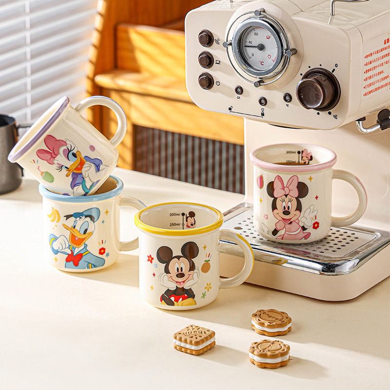 Taza de cerámica de Disney Taza de bebida de oficina 2025 nueva taza de alto valor Taza de café hermosa de dibujos animados