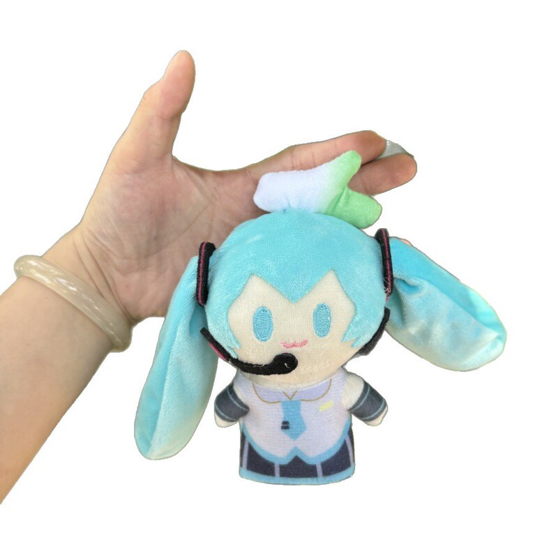 新商品の差が可愛い二次元の初音ミクはネギの初音のぬいぐるみを引っ張ります。|undefined