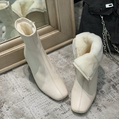 強く押します気持ちいいですね韓国の白い中とマーティンブーツの女性冬とベルベットの太さと痩せたブーツの女性