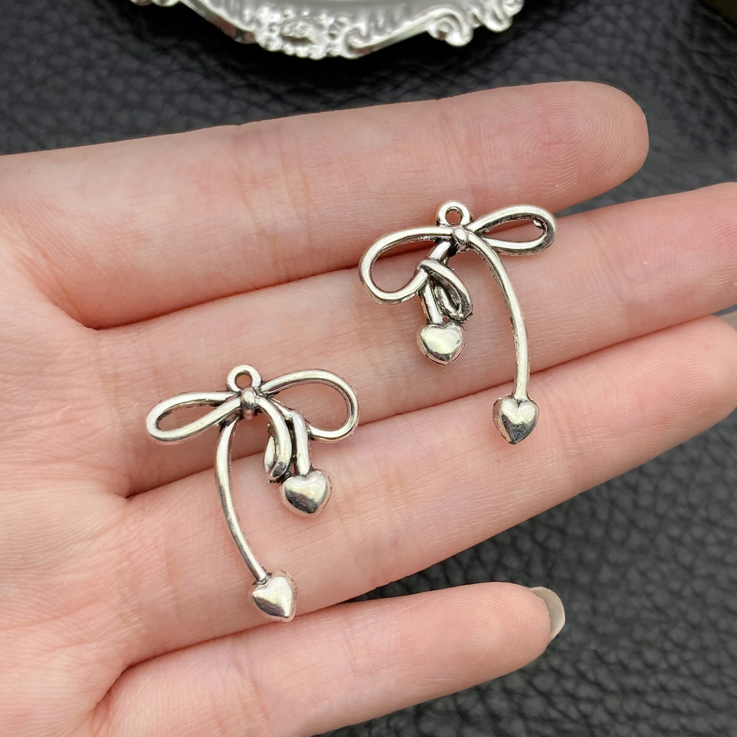 19434-M-古银锌合金绑带蝴蝶结爱心吊坠24x20mm-