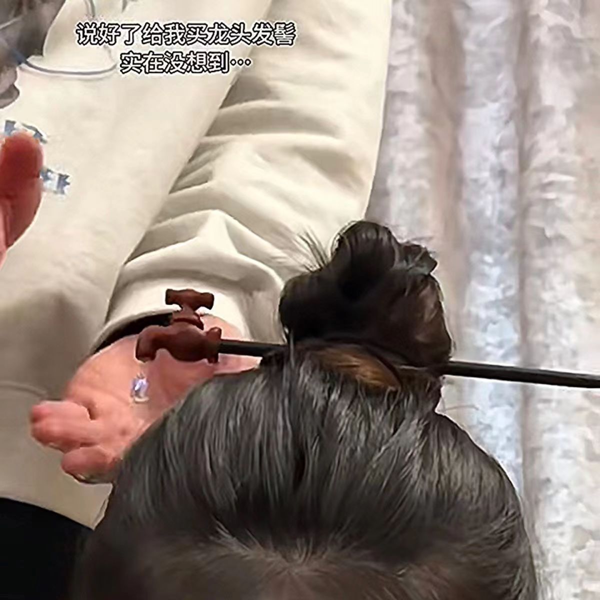 독특한 창조적 인 수도꼭지 헤어핀 여성 년 새로운 재미 머리 팬 머리 머리 머리 머리 머리 머리의 뒷면