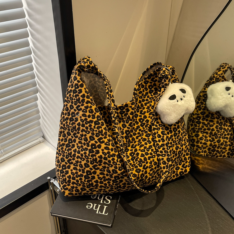Estilo japonés y coreano estilo occidental de moda pequeño bolso de hombro con estampado de leopardo 2024 nuevo bolso de lona de gran capacidad bolso femenino de viaje al por mayor