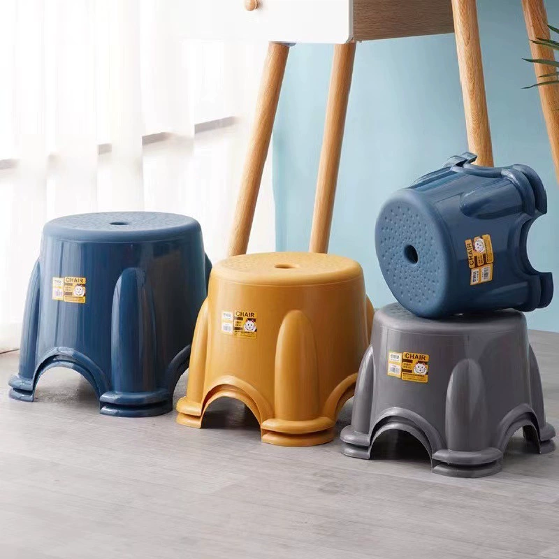 Маленькие табуретки могут быть сложены в толстую сетчатую красную пластиковую низкую скамью